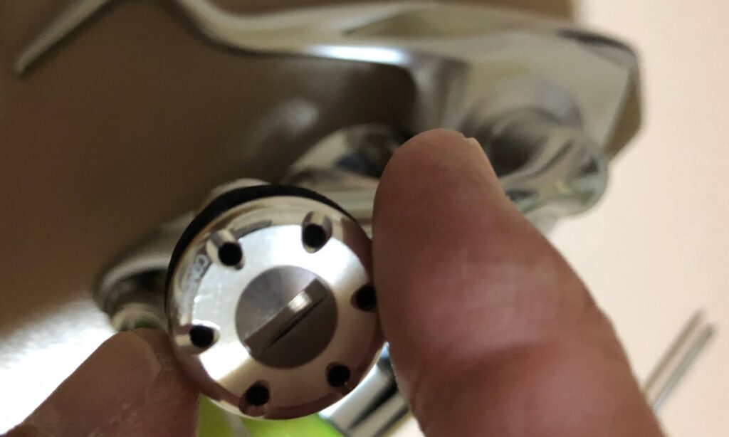 ゴメクサスハンドルノブのフタを締める